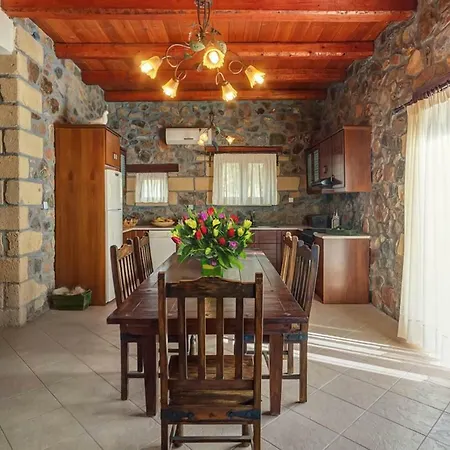Villa Lefkothea Is A Luxury With Its Own Pool Overlooking The Sea. Levádeia